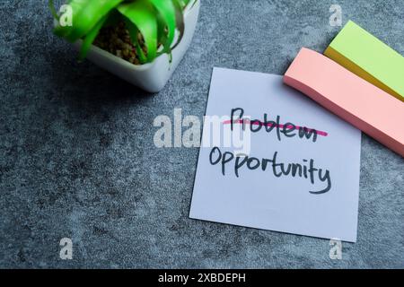 Concetto di opportunità di problema scrivere su appunti adesivi isolati su un tavolo di legno. Foto Stock