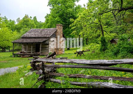 Le case costruite negli anni '1890 lungo la Blue Ridge Parkway si trovano all'Humpback Rocks Visitor Center in Virginia. Foto Stock