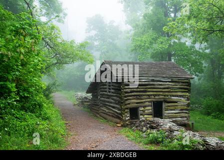 Le case costruite negli anni '1890 lungo la Blue Ridge Parkway si trovano all'Humpback Rocks Visitor Center in Virginia. Foto Stock