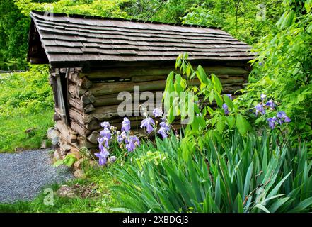 Le case costruite negli anni '1890 lungo la Blue Ridge Parkway si trovano all'Humpback Rocks Visitor Center in Virginia. Foto Stock