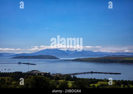 Vista di Cumbrae, Little Cumbrae, Bute e Arran dalla costa occidentale della Scozia. Foto Stock
