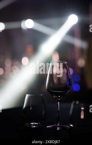 Elegante bicchiere di vino sul tavolo durante la festa dell'evento. Foto Stock