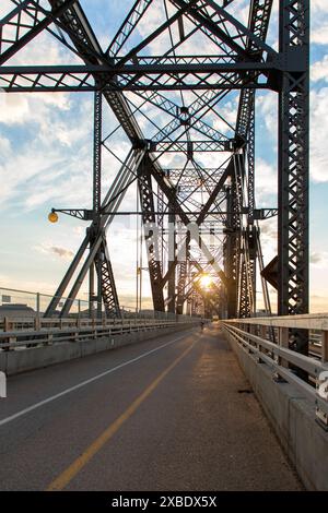 Ottawa, Canada - 4 giugno 2024: Ponte Alexandra da Ottawa, Ontario, a Gatineau, città del Quebec durante il tramonto Foto Stock