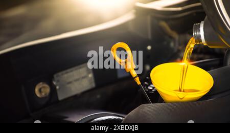 Servizio di manutenzione della vettura , il versamento dell'olio motore in un imbuto per la manutenzione del motore include un'astina di livello dell'olio per la misurazione del livello dell'olio , spazio di copia , Car Foto Stock