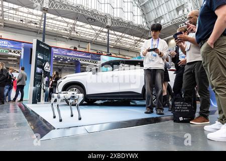 Londra, Regno Unito. 12 giugno 2024. Le persone visitano lo stand di OMODA UK durante la London Tech Week 2024 a Londra, Gran Bretagna, 10 giugno 2024. I dirigenti d'azienda che hanno partecipato alla London Tech Week 2024 hanno ribadito il loro impegno a rafforzare la cooperazione in materia di tecnologia. L'evento, giunto al suo undicesimo anno, si svolge dal 10 al 14 giugno. Essendo il più grande evento tecnologico in Europa, ha attirato oltre 25.000 partecipanti da oltre 140 paesi. PER ANDARE CON "UK-China tech business boost cooperation at London Tech WEEK" credito: Xinhua/Alamy Live News Foto Stock