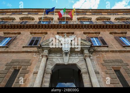 Palazzo dei Normanni, vista dalla Piazza del Parlamento di Palermo, capitale dell'isola siciliana Foto Stock