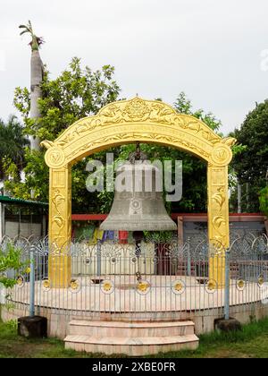 La campana d'oro gigante del tempio buddista Mulagandha Kuti Vihara a Sarath, Uttar Pradesh, India Foto Stock