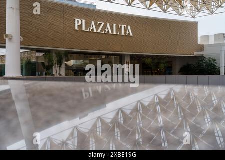 Siviglia, Spagna. 8 febbraio 2024 - cartello Plazalta sulla parete esterna del centro commerciale Nervion Plaza Foto Stock