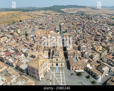 Veduta aerea di Grammichele, una piccola cittadina della Sicilia, in Italia, con una piazza esagonale. Foto Stock