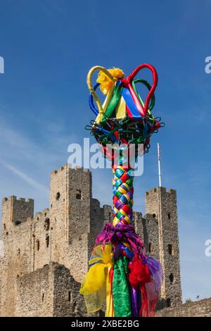 Inghilterra, Kent, Rochester, Annual Sweeps Festival, Maypole e Rochester Castle Foto Stock