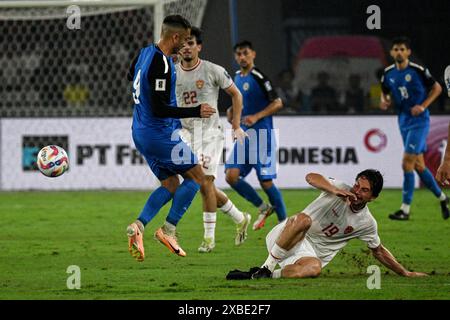 Giacarta, Indonesia. 11 giugno 2024. Thom Haye (front R) dell'Indonesia gareggia durante la partita del gruppo F delle qualificazioni asiatiche ai Mondiali di calcio 2026 tra Indonesia e Filippine a Giacarta, Indonesia, 11 giugno 2024. Crediti: Agung Kuncahya B./Xinhua/Alamy Live News Foto Stock