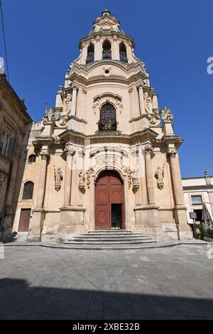 Chiesa di San Giuseppe, poco prima del tramonto, a Ragusa, Sicilia, Italia. La chiesa fu costruita nel 1756 per iniziativa dei Benedi Foto Stock