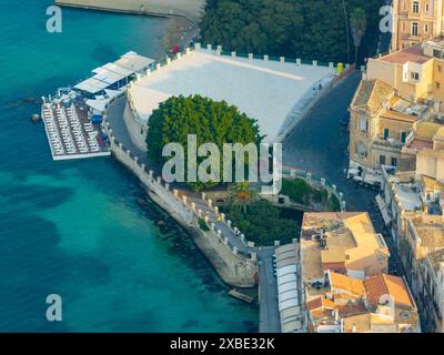 Fontana di Arethusa sull'isola di Ortigia, una sorgente naturale di acqua dolce nel luogo in cui la ninfa Arethusa si nascose secondo la mitologia greca. Foto Stock