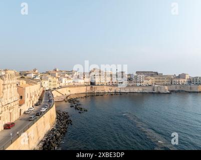 Una piccola spiaggia a "Spiaggia di Cala Rossa" sul lato orientale di Ortigia a Siracusa, Sicilia, Italia Foto Stock