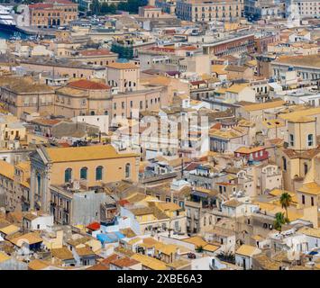 Isola di Ortigia, costa dell'isola di Ortigia nella città di Siracusa, Sicilia, Italia. Città costiera Siracusa, Sicilia e l'antica isola di Ortigia. Foto Stock