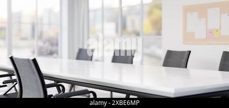 Immagine ravvicinata di un tavolo da riunione bianco con poltrone nere in una moderna sala riunioni contemporanea. concetto di luogo di lavoro, rendering 3d, illustrazione 3d. Foto Stock