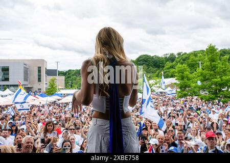 Toronto, Canada. 9 giugno 2024. Montana Tucker si esibisce durante la marcia annuale UJA (United Jewish Appeal Federation of Greater Toronto) per Israele. La marcia per Israele dell'UJA tenutasi a Toronto il 9 giugno ha attirato oltre 40.000 partecipanti, mostrando il forte sostegno e la solidarietà della comunità con lo Stato di Israele, soprattutto alla luce dei tragici eventi del 7 ottobre. Questo evento annuale ha caratterizzato una serie di attività, dagli spettacoli culturali all'intrattenimento per famiglie, favorendo un'atmosfera vibrante e inclusiva. Credito: SOPA Images Limited/Alamy Live News Foto Stock