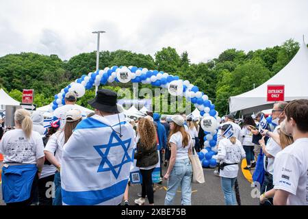 Toronto, Canada. 9 giugno 2024. Le persone entrano nel Centro comunitario Ebraico durante la marcia annuale UJA (United Jewish Appeal Federation of Greater Toronto) per Israele. La marcia per Israele dell'UJA tenutasi a Toronto il 9 giugno ha attirato oltre 40.000 partecipanti, mostrando il forte sostegno e la solidarietà della comunità con lo Stato di Israele, soprattutto alla luce dei tragici eventi del 7 ottobre. Questo evento annuale ha caratterizzato una serie di attività, dagli spettacoli culturali all'intrattenimento per famiglie, favorendo un'atmosfera vibrante e inclusiva. Credito: SOPA Images Limited/Alamy Live News Foto Stock