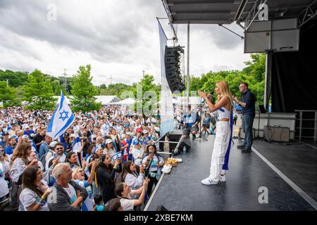 9 giugno 2024, Toronto, Ontario, Canada: Montana Tucker si esibisce durante la marcia annuale UJA (United Jewish Appeal Federation of Greater Toronto) per Israele. La marcia per Israele dell'UJA tenutasi a Toronto il 9 giugno ha attirato oltre 40.000 partecipanti, mostrando il forte sostegno e la solidarietà della comunità con lo Stato di Israele, soprattutto alla luce dei tragici eventi del 7 ottobre. Questo evento annuale ha caratterizzato una serie di attività, dagli spettacoli culturali all'intrattenimento per famiglie, favorendo un'atmosfera vibrante e inclusiva. (Immagine di credito: © Shawn Goldberg/SOPA Images via ZUMA Press Wir Foto Stock