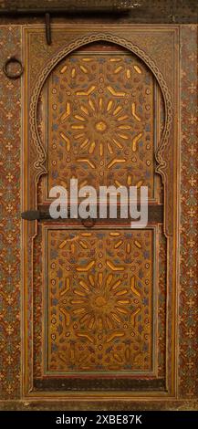 Marocco: Una porta al Museo di Marrakech (Musee de Marrakech), Medina di Marrakech, Marrakech. Il museo è ospitato nel Palazzo Dar Mnebhi, costruito all'inizio del XX secolo. Ospita arte storica e arte contemporanea provenienti da tutto il Marocco. Foto Stock