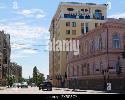 Non esclusiva: CHARKIV, UCRAINA - 8 GIUGNO 2024 - le auto sono viste in strada, Charkiv, Ucraina nord-orientale. Foto Stock