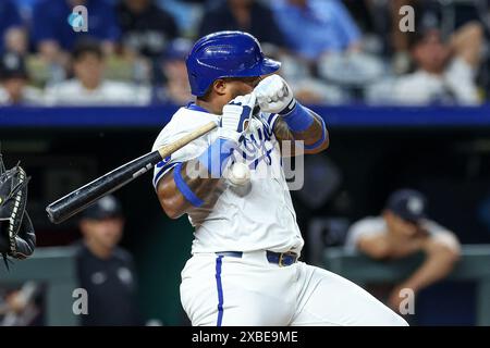 Kansas City, Missouri, Stati Uniti. Kansas City, Missouri, Stati Uniti. 11 giugno 2024. L'esterno dei Kansas City Royals Nelson Velazquez (17) viene colpito da un campo lanciato dal lanciatore dei New York Yankees Ron Marinaccio (97) al Kauffman Stadium di Kansas City, Missouri. David Smith/CSM (immagine di credito: © David Smith/Cal Sport Media). Crediti: csm/Alamy Live News crediti: Cal Sport Media/Alamy Live News Foto Stock