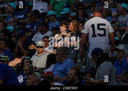 Kansas City, Missouri, Stati Uniti. Kansas City, Missouri, Stati Uniti. 11 giugno 2024. I tifosi degli Yankees erano pronti per la partita tra i Kansas City Royals e i New York Yankees al Kauffman Stadium di Kansas City, Missouri. David Smith/CSM/Alamy Live News Credit: Cal Sport Media/Alamy Live News Foto Stock