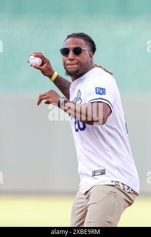 Kansas City, Missouri, Stati Uniti. Kansas City, Missouri, Stati Uniti. 11 giugno 2024. La safety dei Kansas City Chiefs Justin Reid lanciò il primo campo prima della partita tra i Kansas City Royals e i New York Yankees al Kauffman Stadium di Kansas City, Missouri. David Smith/CSM (immagine di credito: © David Smith/Cal Sport Media). Crediti: csm/Alamy Live News crediti: Cal Sport Media/Alamy Live News Foto Stock