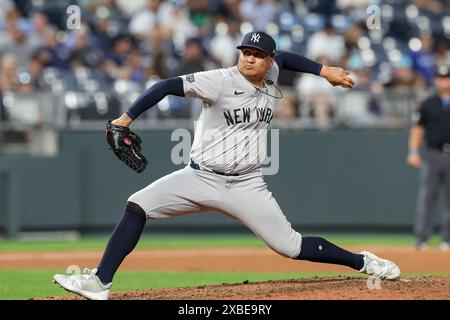 Kansas City, Missouri, Stati Uniti. Kansas City, Missouri, Stati Uniti. 11 giugno 2024. Il lanciatore dei New York Yankees Victor Gonzalez (47) lancia contro i Kansas City Royals al Kauffman Stadium di Kansas City, Missouri. David Smith/CSM/Alamy Live News Credit: Cal Sport Media/Alamy Live News Foto Stock