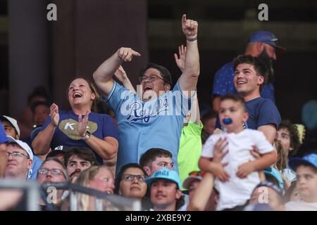 Kansas City, Missouri, Stati Uniti. Kansas City, Missouri, Stati Uniti. 11 giugno 2024. I tifosi ballano durante una partita tra i Kansas City Royals e i New York Yankees al Kauffman Stadium di Kansas City, Missouri. David Smith/CSM/Alamy Live News Credit: Cal Sport Media/Alamy Live News Foto Stock