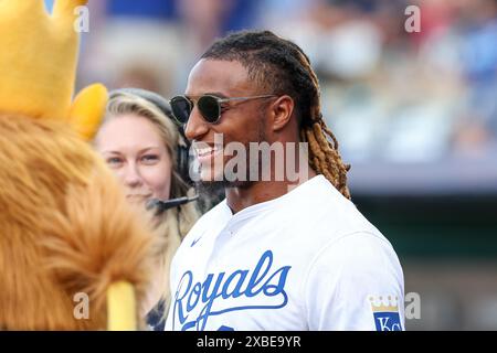 Kansas City, Missouri, Stati Uniti. Kansas City, Missouri, Stati Uniti. 11 giugno 2024. La safety Justin Reid dei Kansas City Chiefs prima della partita tra i Kansas City Royals e i New York Yankees al Kauffman Stadium di Kansas City, Missouri. David Smith/CSM (immagine di credito: © David Smith/Cal Sport Media). Crediti: csm/Alamy Live News crediti: Cal Sport Media/Alamy Live News Foto Stock