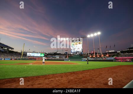 Kansas City, Missouri, Stati Uniti. Kansas City, Missouri, Stati Uniti. 11 giugno 2024. Una vista del tabellone segnapunti durante una partita tra i Kansas City Royals e i New York Yankees al Kauffman Stadium di Kansas City, Missouri. David Smith/CSM/Alamy Live News Credit: Cal Sport Media/Alamy Live News Foto Stock