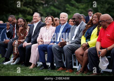 Washington, DC, USA. 10 giugno 2024. Attore Billy Porter, dalla seconda sinistra, secondo gentiluomo Doug Emhoff, vice presidente degli Stati Uniti Kamala Harris, presidente degli Stati Uniti Joe Biden, Philonise Floyd, fratello di George Floyd, e sua moglie Keeta Floyd durante un concerto di giugno al South Lawn della Casa Bianca a Washington, DC, USA, lunedì 10 giugno, 2024. nel 2021, Biden ha firmato una legge che stabilisce Juneteenth come la più recente festa federale della nazione. Credito: Ting Shen/Pool tramite CNP/dpa/Alamy Live News Foto Stock