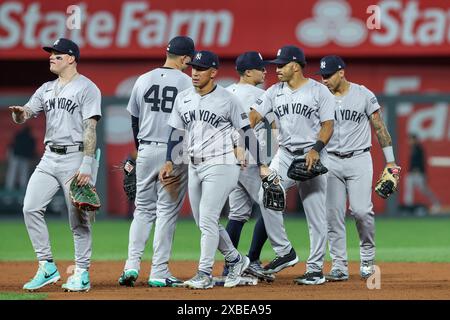 Kansas City, Missouri, Stati Uniti. Kansas City, Missouri, Stati Uniti. 11 giugno 2024. I giocatori dei New York Yankees celebrano la loro vittoria sui Kansas City Royals al Kauffman Stadium di Kansas City, Missouri. David Smith/CSM/Alamy Live News Credit: Cal Sport Media/Alamy Live News Foto Stock