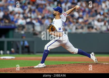 Kansas City, Missouri, Stati Uniti. Kansas City, Missouri, Stati Uniti. 11 giugno 2024. Il lanciatore dei Kansas City Royals Nick Anderson (63) lancia contro i New York Yankees al Kauffman Stadium di Kansas City, Missouri. David Smith/CSM/Alamy Live News Credit: Cal Sport Media/Alamy Live News Foto Stock