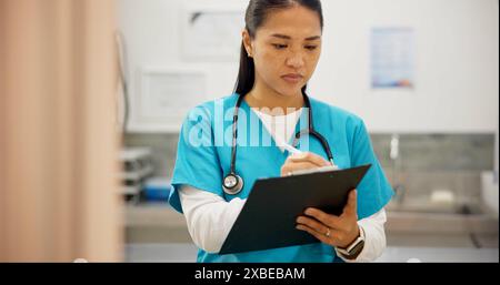 Donna asiatica, veterinario e scrittura con appunti per risultati su medicina animale, studio o diagnosi in clinica. Giovane donna o veterinario che prende Foto Stock