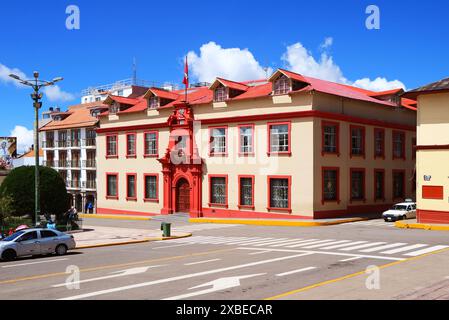 Scena stradale di Plaza de Armas Square con l'incredibile Palazzo di Giustizia nella città di Puno, Perù, Sud America Foto Stock