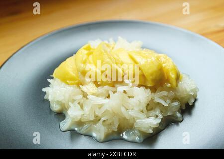 Succulento riso tailandese appiccicoso con latte duriano e cocco chiamato Kao Niaow Turian Foto Stock