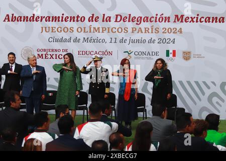 L-R) Capo del governo di città del Messico Marti Batres Guadarrama, presidente del Messico Andres Manuel Lopez Obrador, direttore della Commissione nazionale della cultura fisica e dello sport (CONADE) Ana Gabriela Guevara, ministro dell'istruzione Leticia Ramirez Amaya, presidente del comitato olimpico messicano Mary Jose Alcala, durante la cerimonia con bandiera della delegazione messicana che parteciperà ai Giochi Olimpici di Parigi 2024, presso il Palazzo Nazionale. L'11 giugno 2024 a città del Messico, Messico. (Foto di Carlos Santiago/ Eyepix Group/Sipa USA) Foto Stock