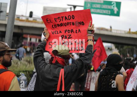 Città del Messico, Messico. 10 giugno 2024. I manifestanti prendono parte a una protesta per chiedere giustizia alla commemorazione dei 53 anni del massacro commesso contro gli studenti il 10 giugno 1971, conosciuta come "Halconazo" con una normale linea della metropolitana per la piazza principale di Zocalo. Il 10 giugno 2024 a città del Messico, Messico. (Foto di Ian Robles/ credito: Eyepix Group/Alamy Live News Foto Stock