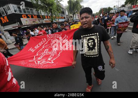 Città del Messico, Messico. 10 giugno 2024. I manifestanti prendono parte a una protesta per chiedere giustizia alla commemorazione dei 53 anni del massacro commesso contro gli studenti il 10 giugno 1971, conosciuta come "Halconazo" con una normale linea della metropolitana per la piazza principale di Zocalo. Il 10 giugno 2024 a città del Messico, Messico. (Foto di Ian Robles/ credito: Eyepix Group/Alamy Live News Foto Stock