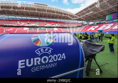 Lipsia, Germania. 11 giugno 2024. Calcio: Campionato europeo, Open Media Day Stadio di Lipsia. I preparativi per la prima partita nello stadio del Campionato europeo di Lipsia sono quasi completati. Il 18 giugno Portogallo e Repubblica Ceca si incontreranno qui nella fase a gironi. Crediti: Jan Woitas/dpa/Alamy Live News Foto Stock