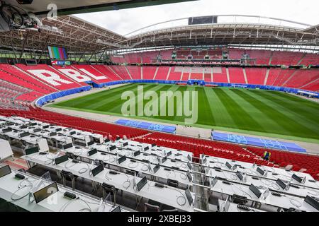 Lipsia, Germania. 11 giugno 2024. Calcio: Campionato europeo, Open Media Day Stadio di Lipsia. I preparativi per la prima partita nello stadio del Campionato europeo di Lipsia sono quasi completati. Il 18 giugno Portogallo e Repubblica Ceca si incontreranno qui nella fase a gironi. Crediti: Jan Woitas/dpa/Alamy Live News Foto Stock