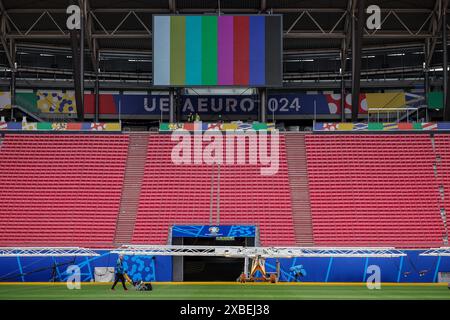 Lipsia, Germania. 11 giugno 2024. Calcio: Campionato europeo, Open Media Day Stadio di Lipsia. I preparativi per la prima partita nello stadio del Campionato europeo di Lipsia sono quasi completati. Il 18 giugno Portogallo e Repubblica Ceca si incontreranno qui nella fase a gironi. Crediti: Jan Woitas/dpa/Alamy Live News Foto Stock