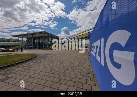 Lipsia, Germania. 11 giugno 2024. Calcio: Campionato europeo, UEFA, vista dell'International Broadcast Center. Il segnale mondiale per la televisione sarà prodotto qui nella sala espositiva di Lipsia per i Campionati europei di calcio, che inizieranno venerdì 14.06. Crediti: Jan Woitas/dpa/Alamy Live News Foto Stock