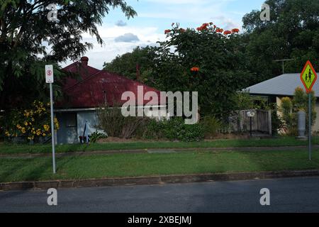 Casa post-bellica a Brisbane in condizioni originali, finestre a battente, pannelli di tenuta Foto Stock