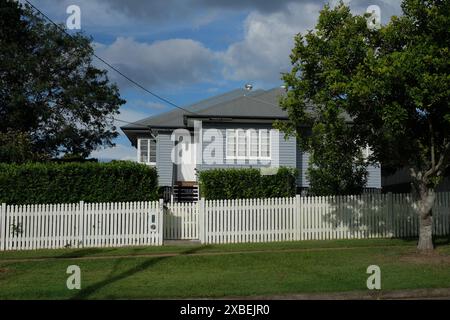 Casa post-bellica a Brisbane in condizioni originali, finestre a battente, pannelli in legno e spranghe in legno per la ventilazione sotto casa Foto Stock