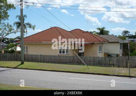 Casa post-bellica a Brisbane in condizioni originali, finestre a battente, pannelli in legno e spranghe in legno per la ventilazione sotto casa Foto Stock