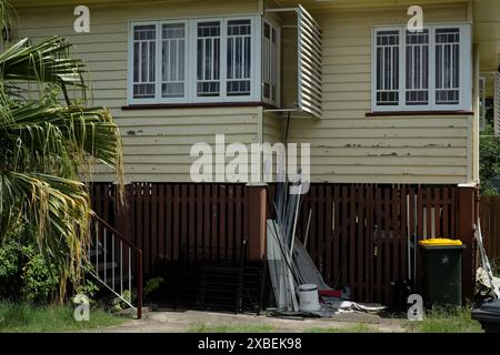 Casa post-bellica a Brisbane in condizioni originali, finestre a battente, pannelli in legno e spranghe in legno per la ventilazione sotto casa Foto Stock