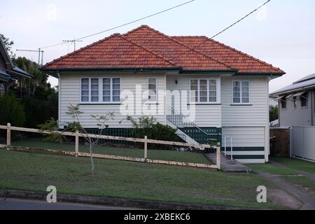 Casa post-bellica a Brisbane in condizioni originali, finestre a battente, pannelli in legno e spranghe in legno per la ventilazione sotto casa Foto Stock